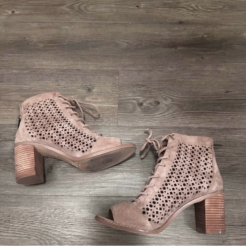 🌻 Tan VINCE CAMUTO Trevan Cutout Lace Up Peep Toe
Ankle Booties - Size 7.5 - Picture 4 of 13